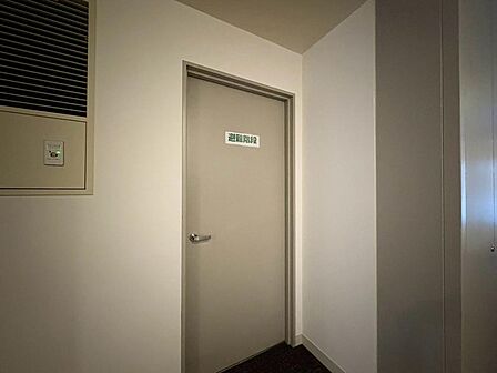 共用部の階段です。明るく清潔に管理されています。