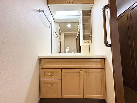 清潔感を感じられる洗面化粧台。