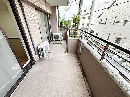 朝の澄んだ空気や、夕方に吹く清々しい風を感じられるバルコニー。