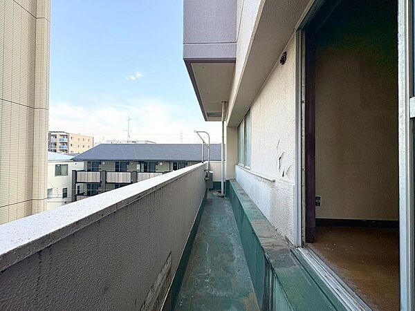 朝の澄んだ空気や、夕方に吹く清々しい風を感じられるバルコニー。