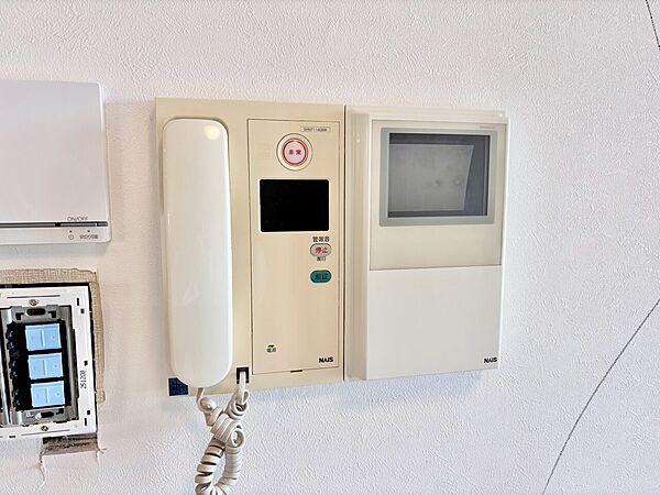 誰が来てもわかる様にモニター付きインターホンを設置。