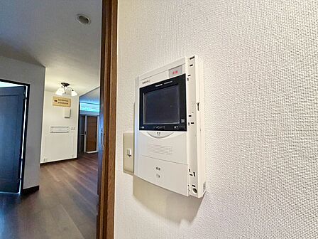 誰が来てもわかる様にモニター付きインターホンを設置。