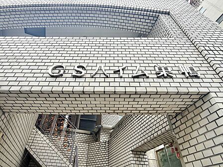 スタイリッシュなエンブレム。お洒落なマンションは入り口から。
