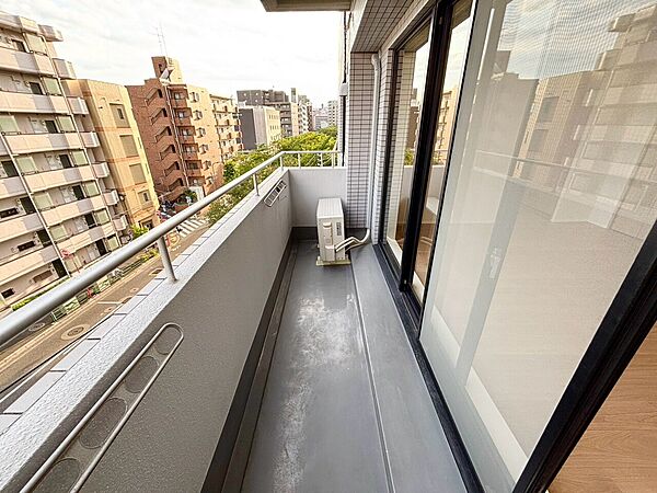 朝の澄んだ空気や、夕方に吹く清々しい風を感じられるバルコニー。
