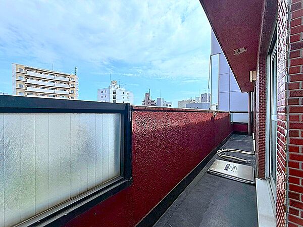 朝の澄んだ空気や、夕方に吹く清々しい風を感じられるバルコニー。