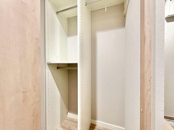 家電やスーツケース、ストック品など何でも片付く嬉しい空間です。