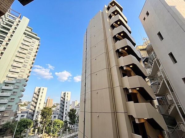 陽当たり・通風・開放感に恵まれた環境です。
