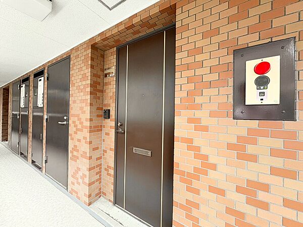 清潔感のある落ち着いた雰囲気の玄関です。