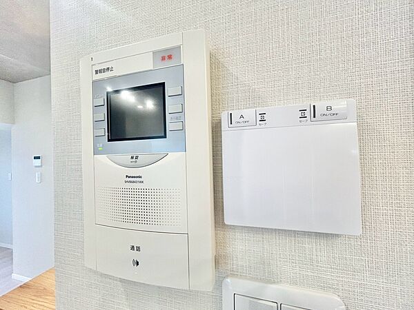 誰が来てもわかる様にモニター付きインターホンを設置。