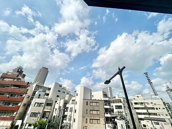 陽当たり・通風・開放感に恵まれた環境です。
