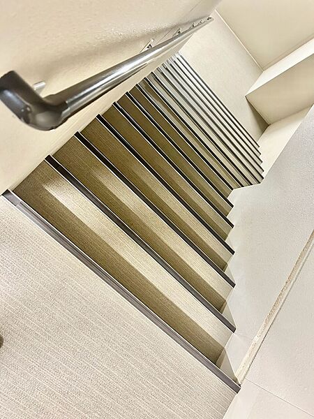 共用部の階段です。明るく清潔に管理されています。