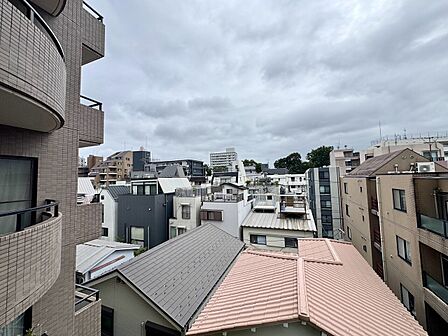 陽当たり・通風・開放感に恵まれた環境です。