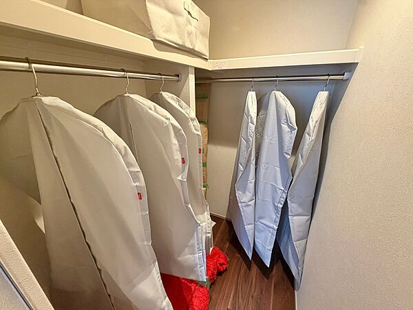 収納スペースが付いていて、お部屋を広く使っていただけます。