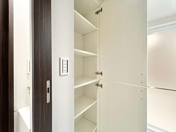 家電やスーツケース、ストック品など何でも片付く嬉しい空間です。