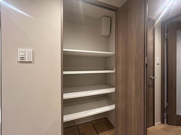 家電やスーツケース、ストック品など何でも片付く嬉しい空間です。