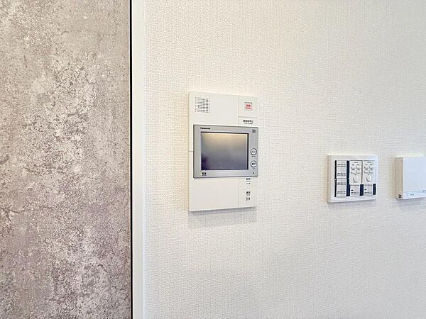 誰が来てもわかる様にモニター付きインターホンを設置。
