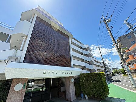 飽きのこないシンプルモダンな外観です。