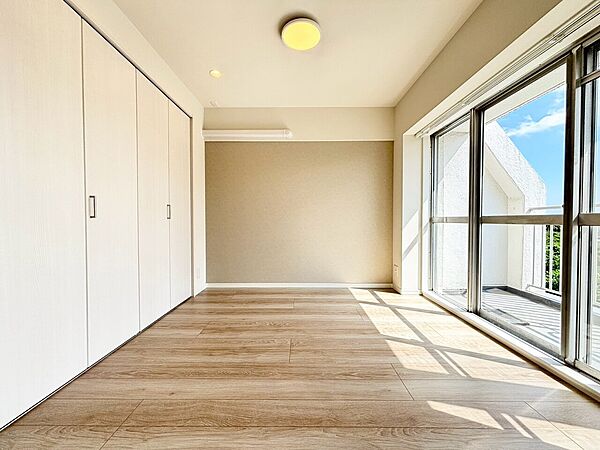 清かで艶やかな時間をもたらしてくれる室内です。