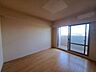 室内：通風・採光に優れ、心地よい光と風が溢れています。