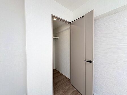 家電やスーツケース、ストック品など何でも片付く嬉しい空間です。