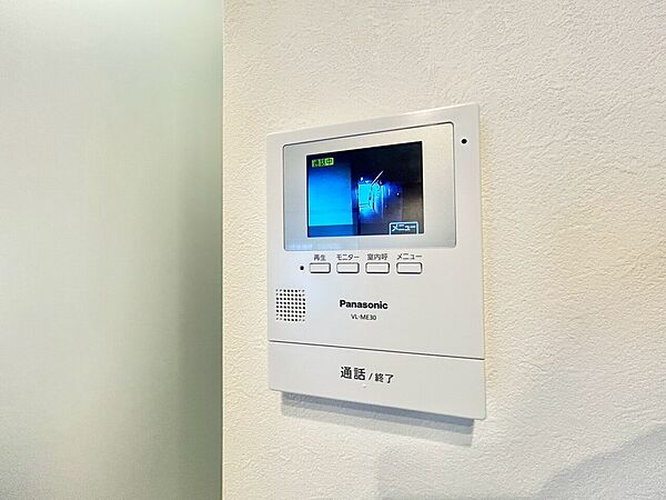 誰が来てもわかる様にモニター付きインターホンを設置。