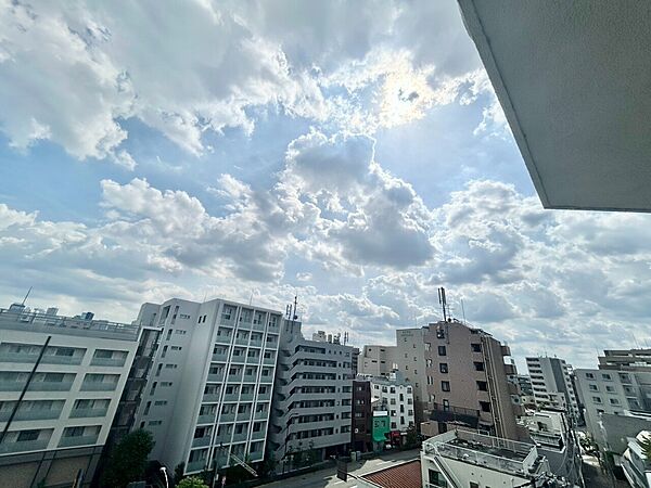 陽当たり・通風・開放感に恵まれた環境です。