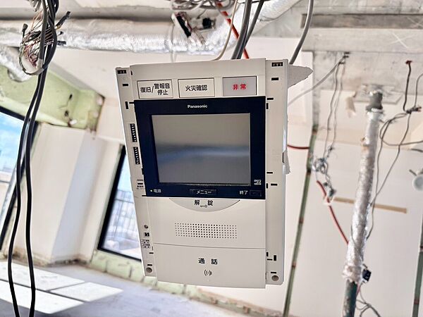 誰が来てもわかる様にモニター付きインターホンを設置。