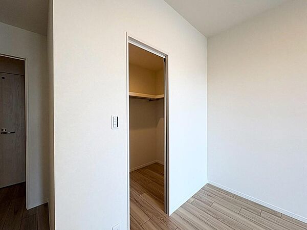 家電やスーツケース、ストック品など何でも片付く嬉しい空間です。