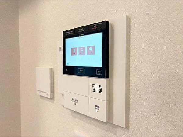 誰が来てもわかる様にモニター付きインターホンを設置。