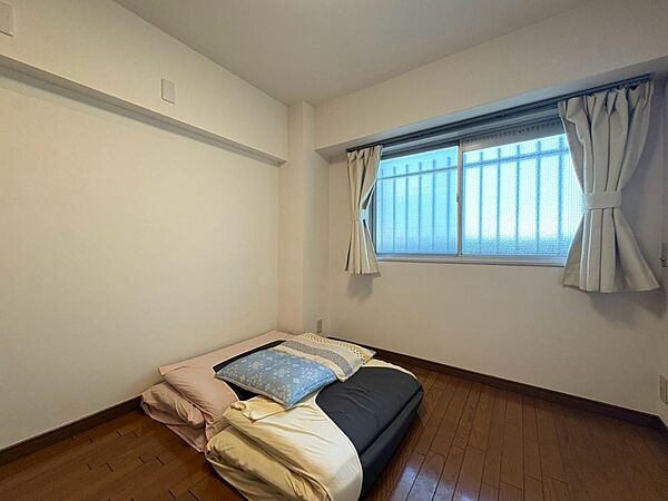 清かで艶やかな時間をもたらしてくれる室内です。