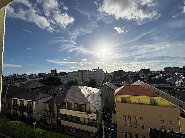 陽当たり・通風・開放感に恵まれた環境です。
