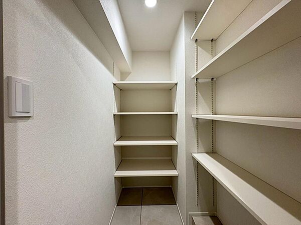 家電やスーツケース、ストック品など何でも片付く嬉しい空間です。