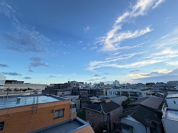 陽当たり・通風・開放感に恵まれた環境です。