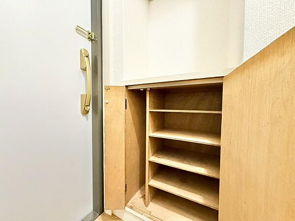 家電やスーツケース、ストック品など何でも片付く嬉しい空間です。