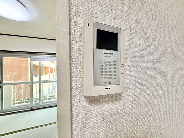 誰が来てもわかる様にモニター付きインターホンを設置。