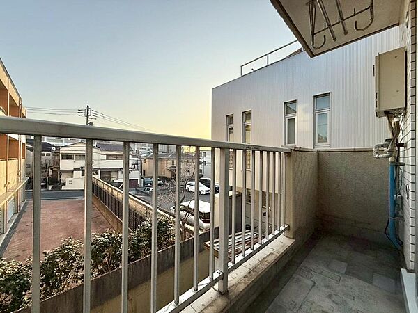 朝の澄んだ空気や、夕方に吹く清々しい風を感じられるバルコニー。