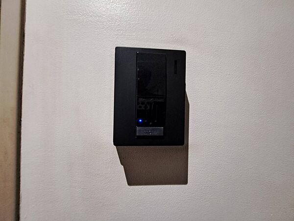 誰が来てもわかる様にカメラ付きインターホンを設置。