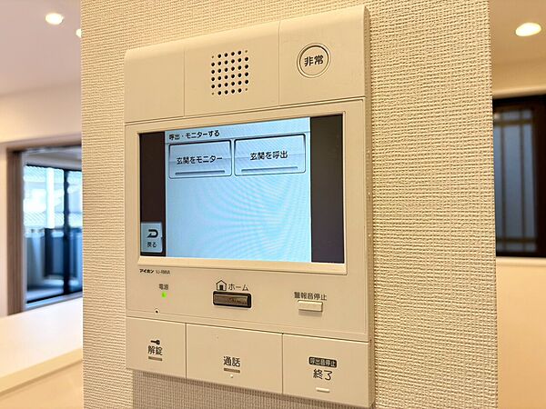 誰が来てもわかる様にモニター付きインターホンを設置。