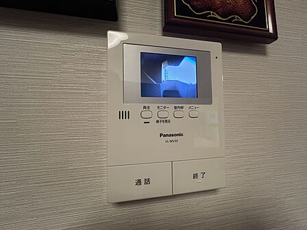 来訪者を映像で確認してから応対できるモニター付きインターホンを採用。不審な来訪者への対応も安心でき、防犯性を高めながら、小さなお子様やご高齢の方がいるご家庭にも嬉しい設備です。