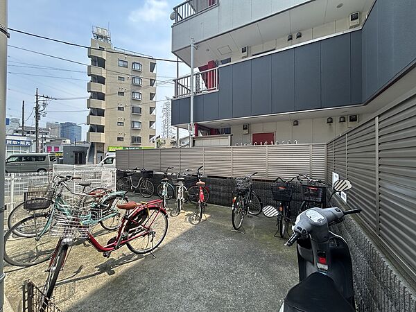1Ｆのマンション出入口先には住民専用の駐輪場