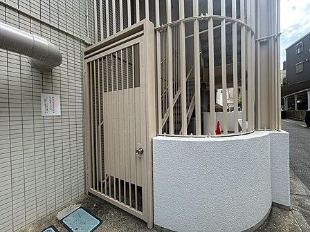 共用部の階段です。明るく清潔に管理されています。