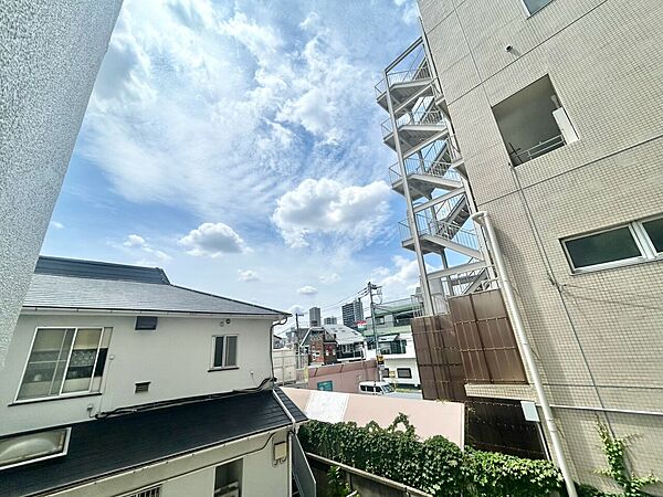 陽当たり・通風・開放感に恵まれた環境です。