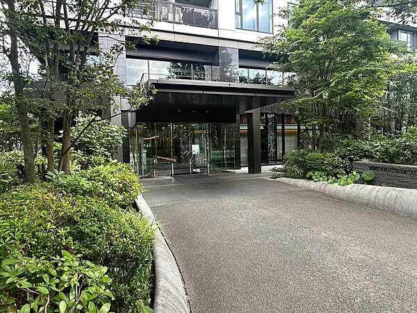 上質感漂う玄関アプローチです。