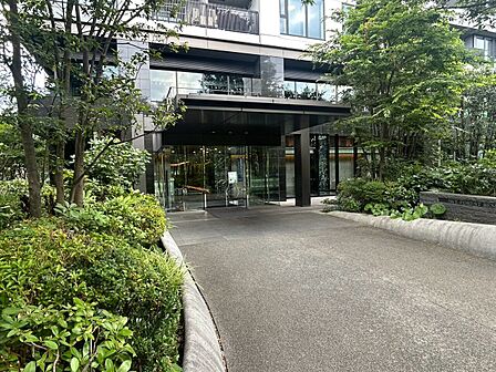 上質感漂う玄関アプローチです。