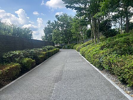 マンションの敷地内には、中庭もございます。