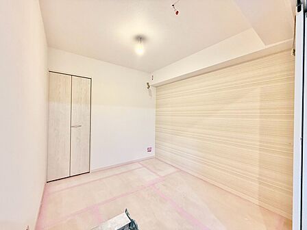 清かで艶やかな時間をもたらしてくれる室内です。