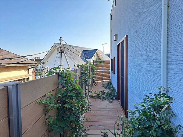 朝の澄んだ空気や、夕方に吹く清々しい風を感じられるバルコニー。