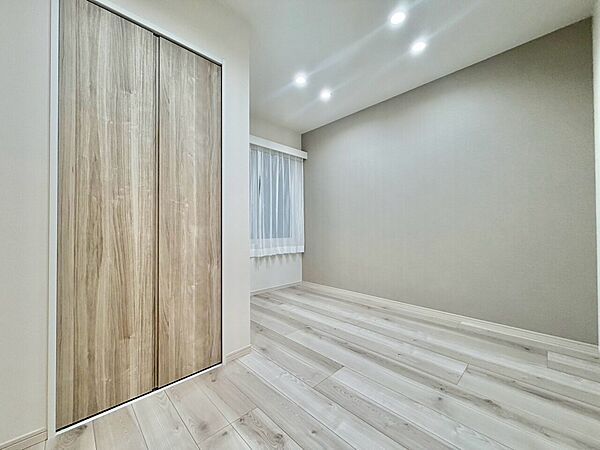 清かで艶やかな時間をもたらしてくれる室内です。