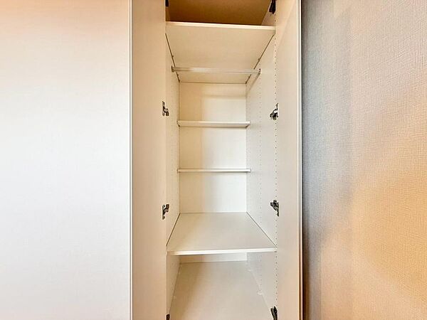 家電やスーツケース、ストック品など何でも片付く嬉しい空間です。