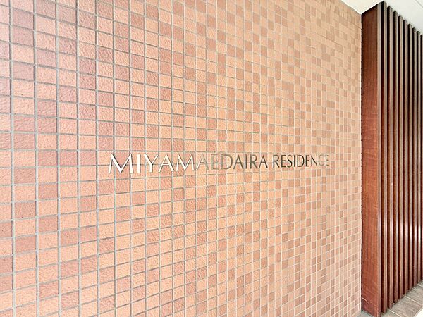 スタイリッシュなエンブレム。お洒落なマンションは入り口から。